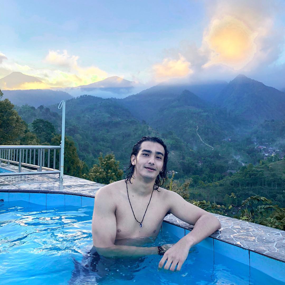 Spot Foto Kolam di Atas Bukit Spot Foto Kolam di Atas Bukit